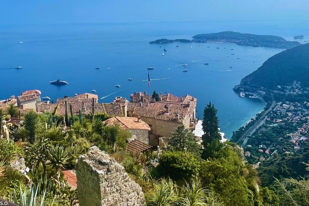 Hilltop view from &Egrave;ze village with sweeping views of the C&ocirc;te d&rsquo;Azur coastline