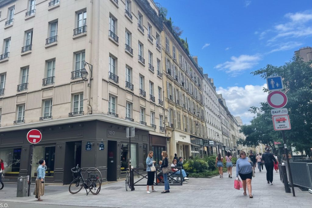 A view of Rue du Temple and the exterior facade of Hotel Duo