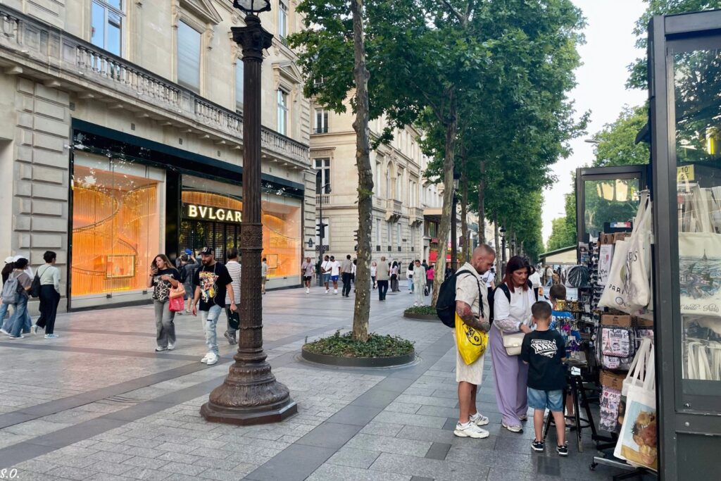 Shopping in Avenue des Champs Elys&eacute;es